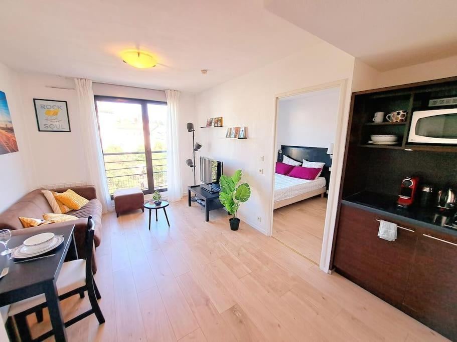 Le Valmy: Appartement Lumineux Au Pied Du Metro Lyon Exterior foto