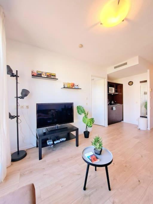 Le Valmy: Appartement Lumineux Au Pied Du Metro Lyon Exterior foto