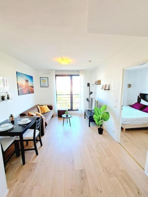 Le Valmy: Appartement Lumineux Au Pied Du Metro Lyon Exterior foto
