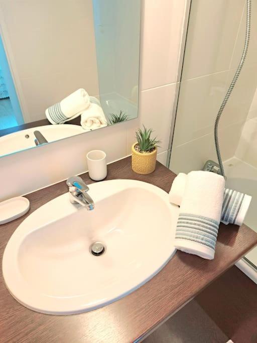 Le Valmy: Appartement Lumineux Au Pied Du Metro Lyon Exterior foto